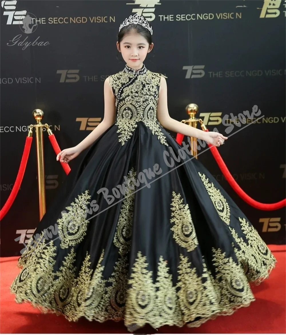 黒のエレガントなフラワーガールドレス結婚式用ふわふわゴールドレースアップリケ付き子供の聖体拝領に適した結婚式パーティーの服装