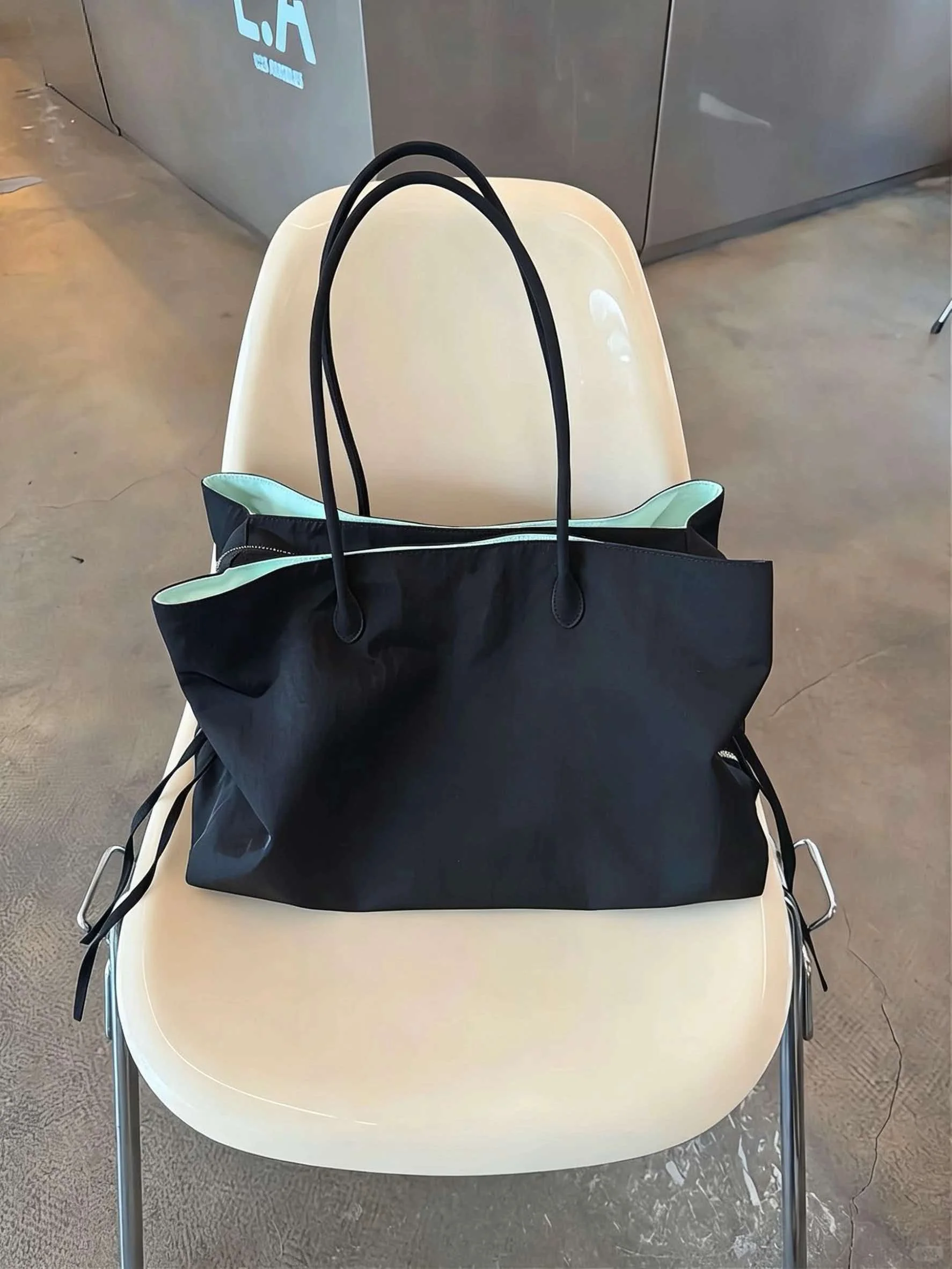 Minimalist Large Capacity Tote Bag, Nylon Waterproof Computer Fitness Bag, Men's and Women's Portable Shoulder Bag