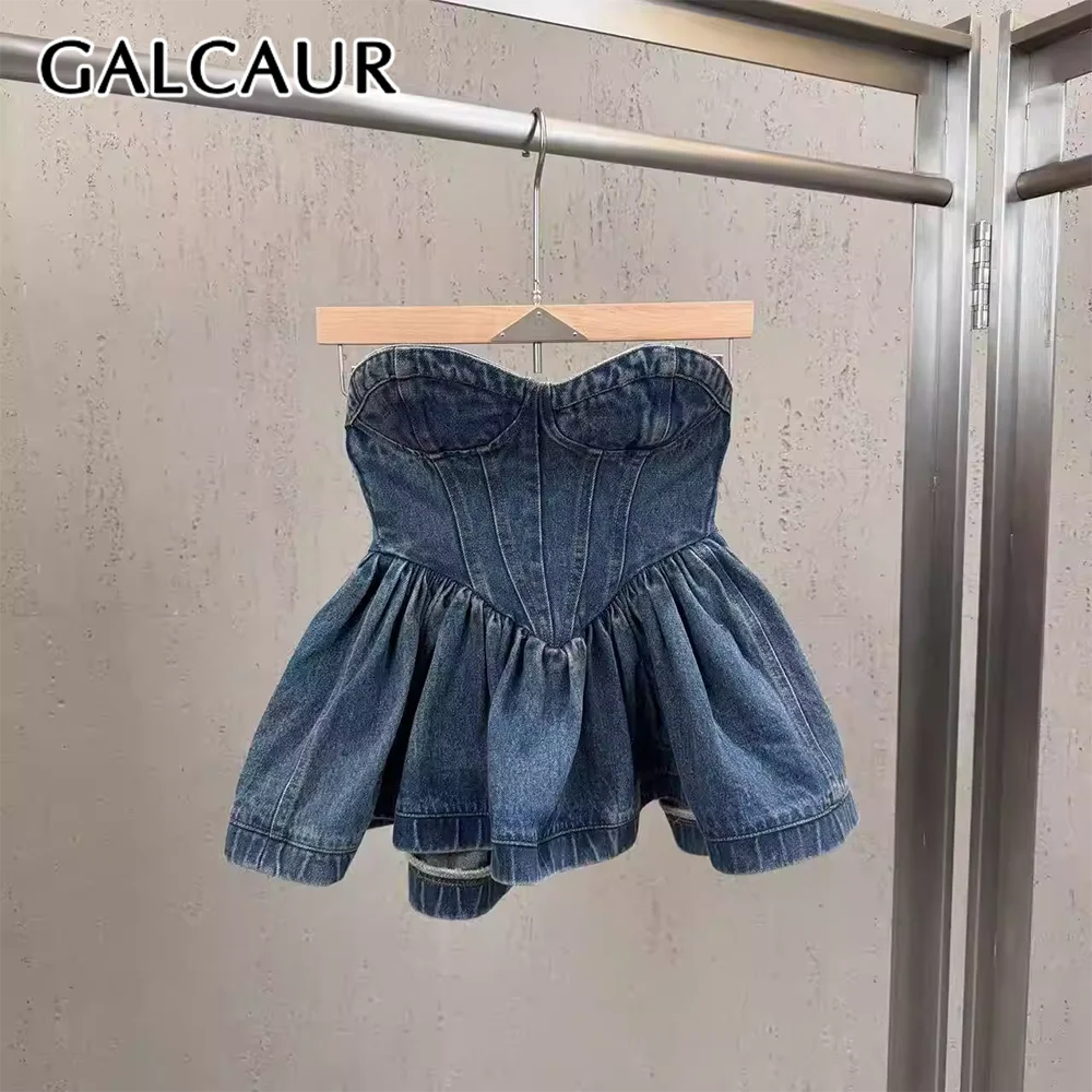 

GALCAUR: Новое модное женское мини-платье без бретелек, без рукавов, с джинсовыми вставками и плиссировкой, для стройнящего эффекта