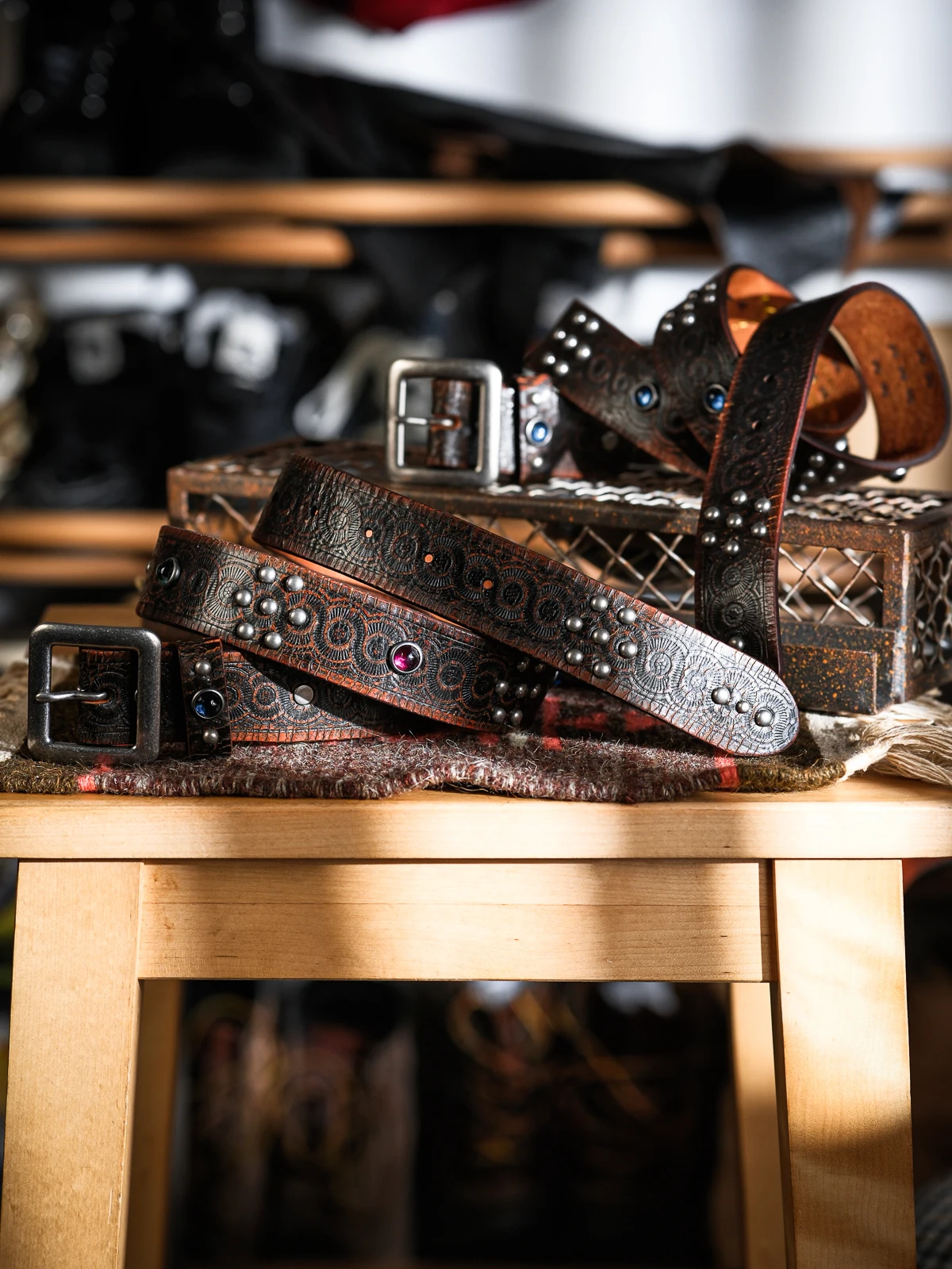 Retro Western Style Embossed Gemstone Burst Pattern Buckle Leather Belt with Metal Head Universal Size for Men And Women