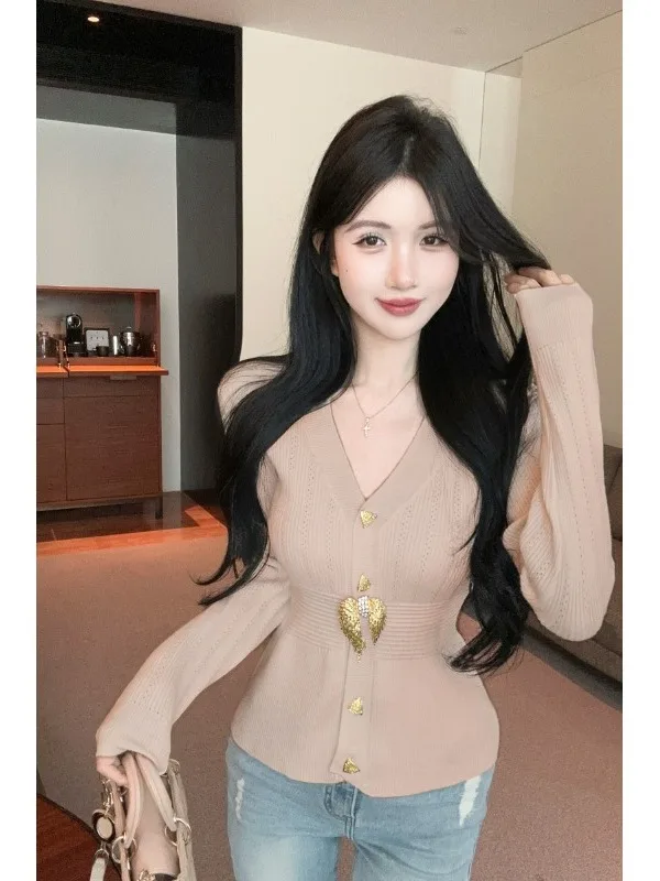 

Элегантный сексуальный трикотажный топ с V-образным вырезом и металлической пряжкой, приталенный, женский, Nicole Rose, новая осенняя коллекция 2025