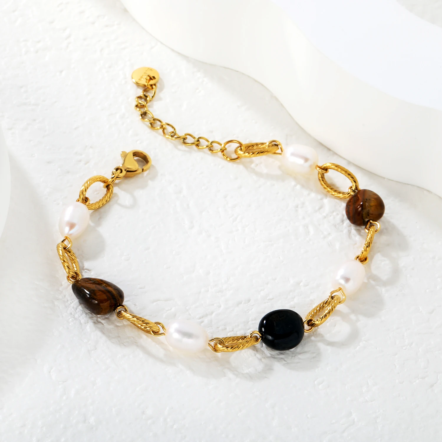 Minimalistisches Ovales Tigerauge-Stein Süßwasserperlen-Armband Edelstahl Vergoldetes Bohemian Armband Schmuck für Frauen