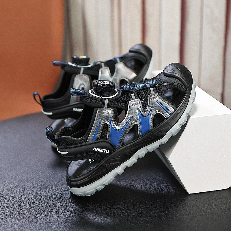 

A pair of boys' sandals, with a kick-proof design on the toe, featuring a convenient rotating buckle, and a durable soleTL-3503