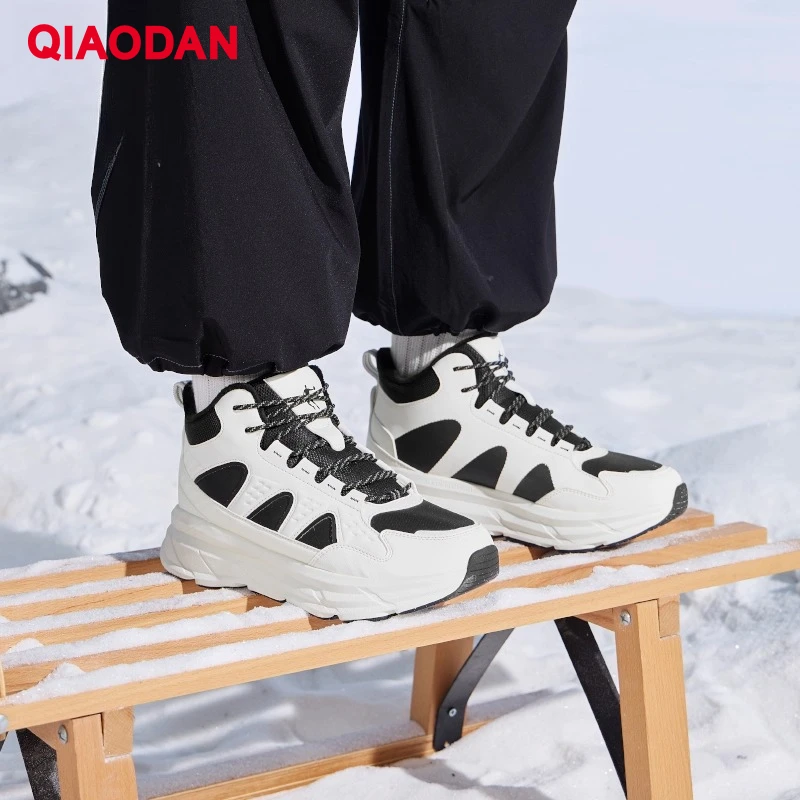 

QIAODAN Мужская обувь для отдыха, зима 2025 г., высокие хлопковые прогулочные туфли на флисовой подкладке, теплые водонепроницаемые кроссовки на шнуровке QXB023244232B