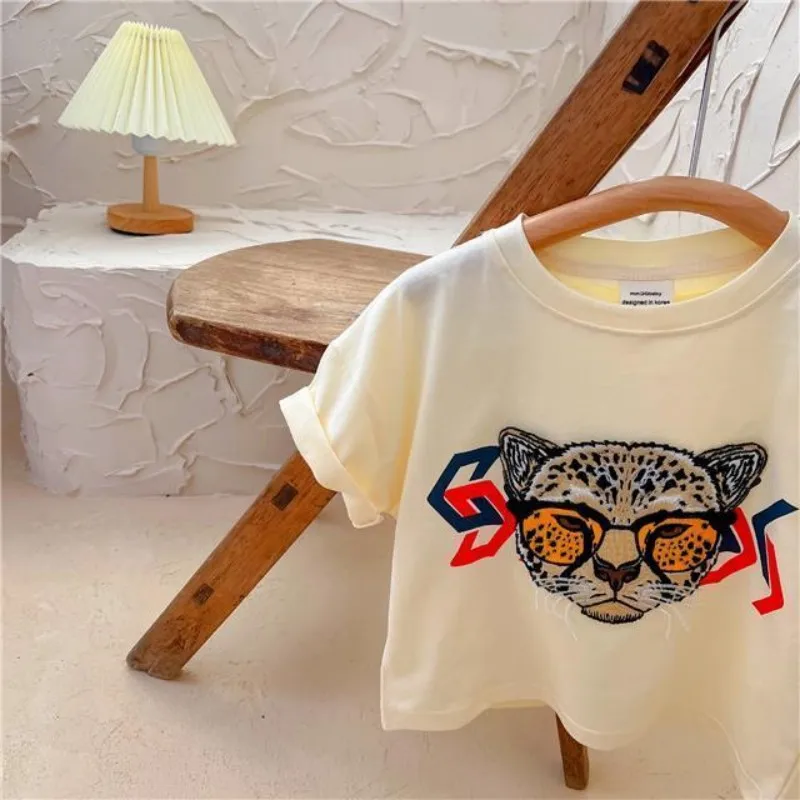 Dziecięca koszulka z krótkim rękawem 2025 letnia nowa linia chłopięca i dziewczęca bawełniana koszulka z motywem kreskówkowym Top odzież dziecięca