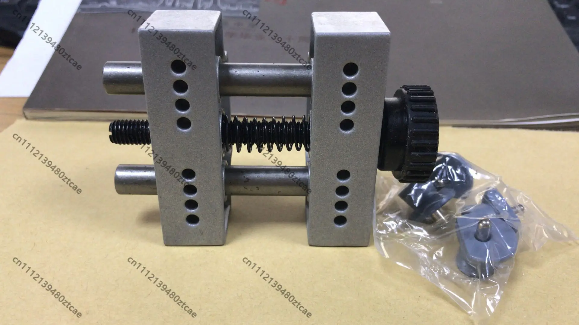 Clock tools, large metal watch holder, clip holder, fixed watch head, adjustable distance