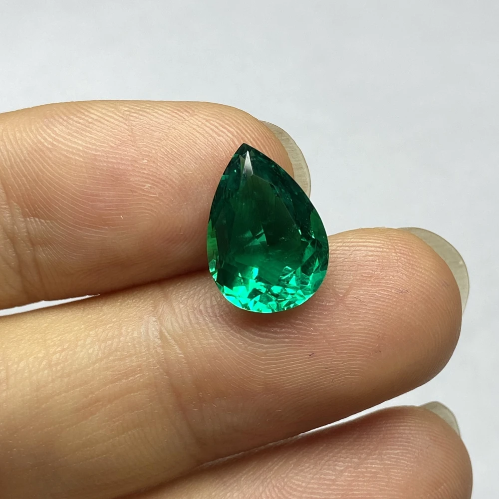 Lab สร้าง Pear Cut โคลอมเบียมรกต 10x14 มม. 4.7ct Hydrothermal Columbia Green Inclusion