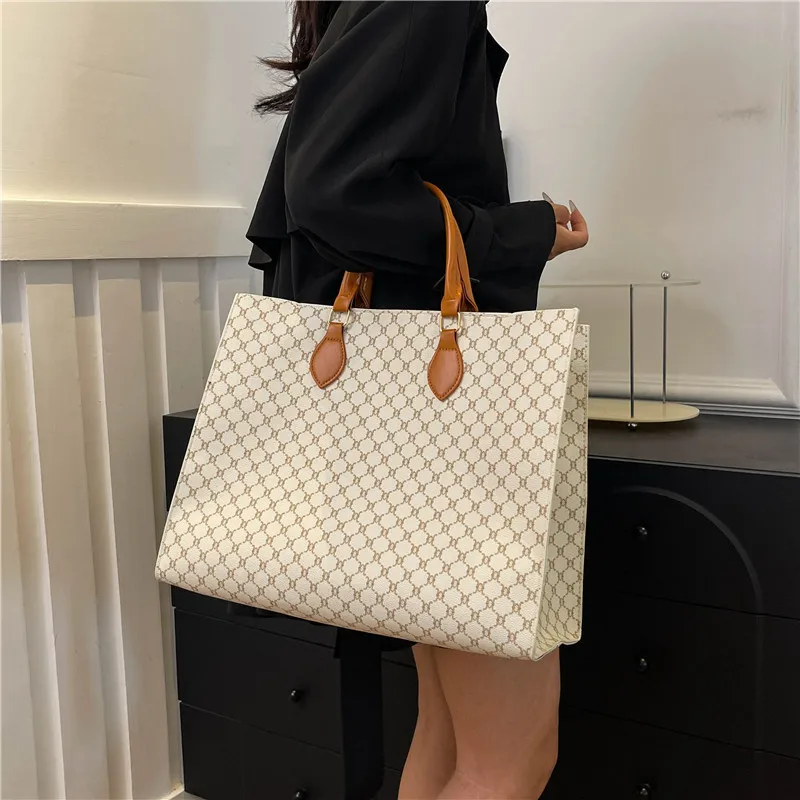 Stylish and Practical Retro Women's Tote Bag with Large Capacity and Personality