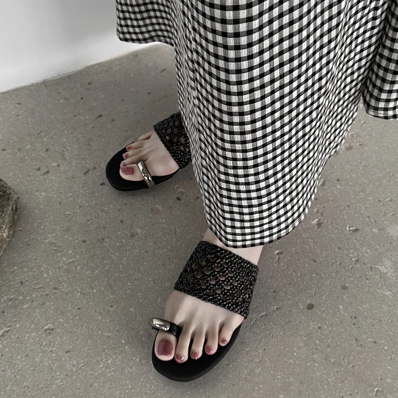 Zomervakantiestijl Microfiber weven Woordslippers Ronde holle platte schoenen Pinch toe strand Coole pantoffels