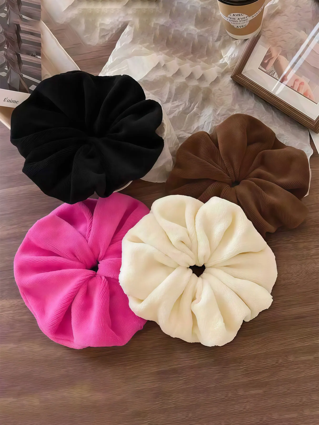 1PC  Dry hair hairband with super large absorbent capacity for bundling hair. Soft plush hair tie for tying up a bun hairstyle.