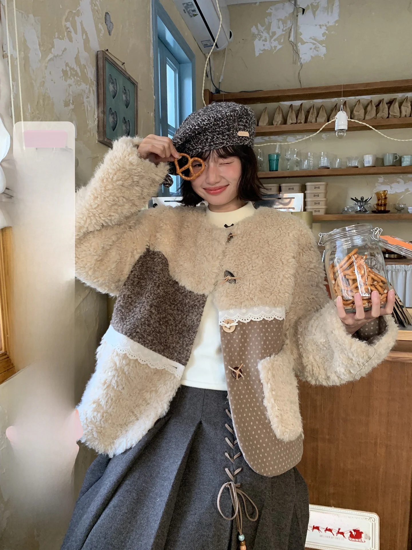 

Винтажная меховая куртка Jiang Jam: Экологичный дизайн, комбинированный стиль, теплая, для повседневного использования, универсальная молодежная модель с длинными рукавами.