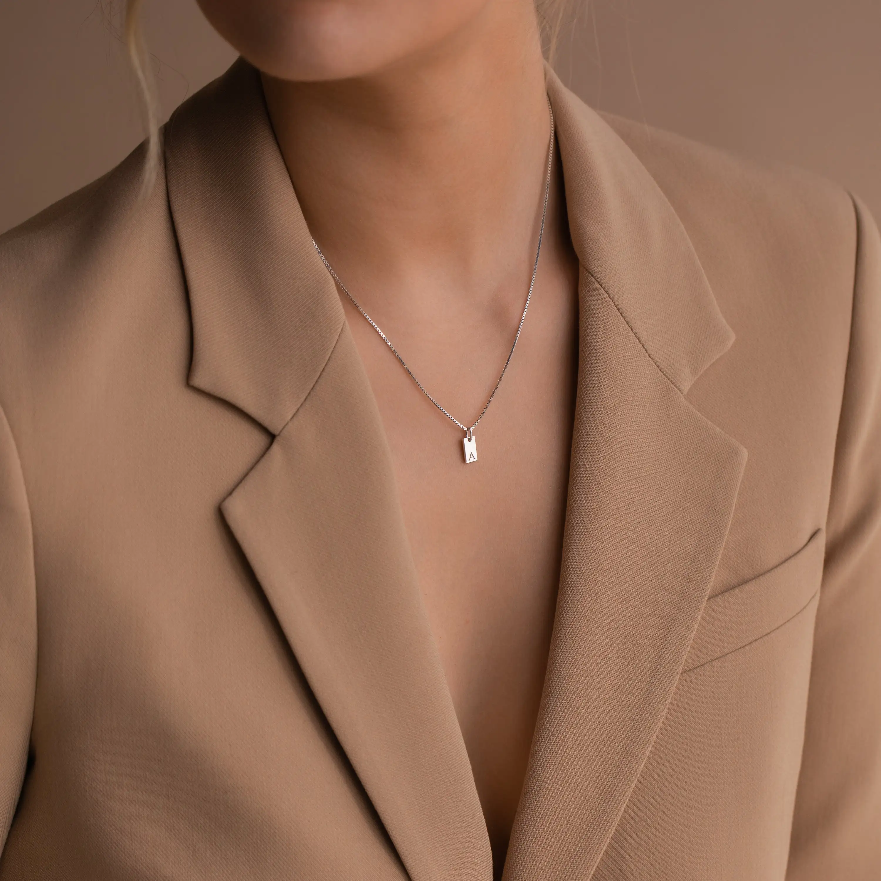 

Ожерелье с инициалами на заказ, кулон с выгравированной буквой, штабелируемый, позолоченный 18 карат, нержавеющая сталь, романтические украшения, подарок на годовщину 2025