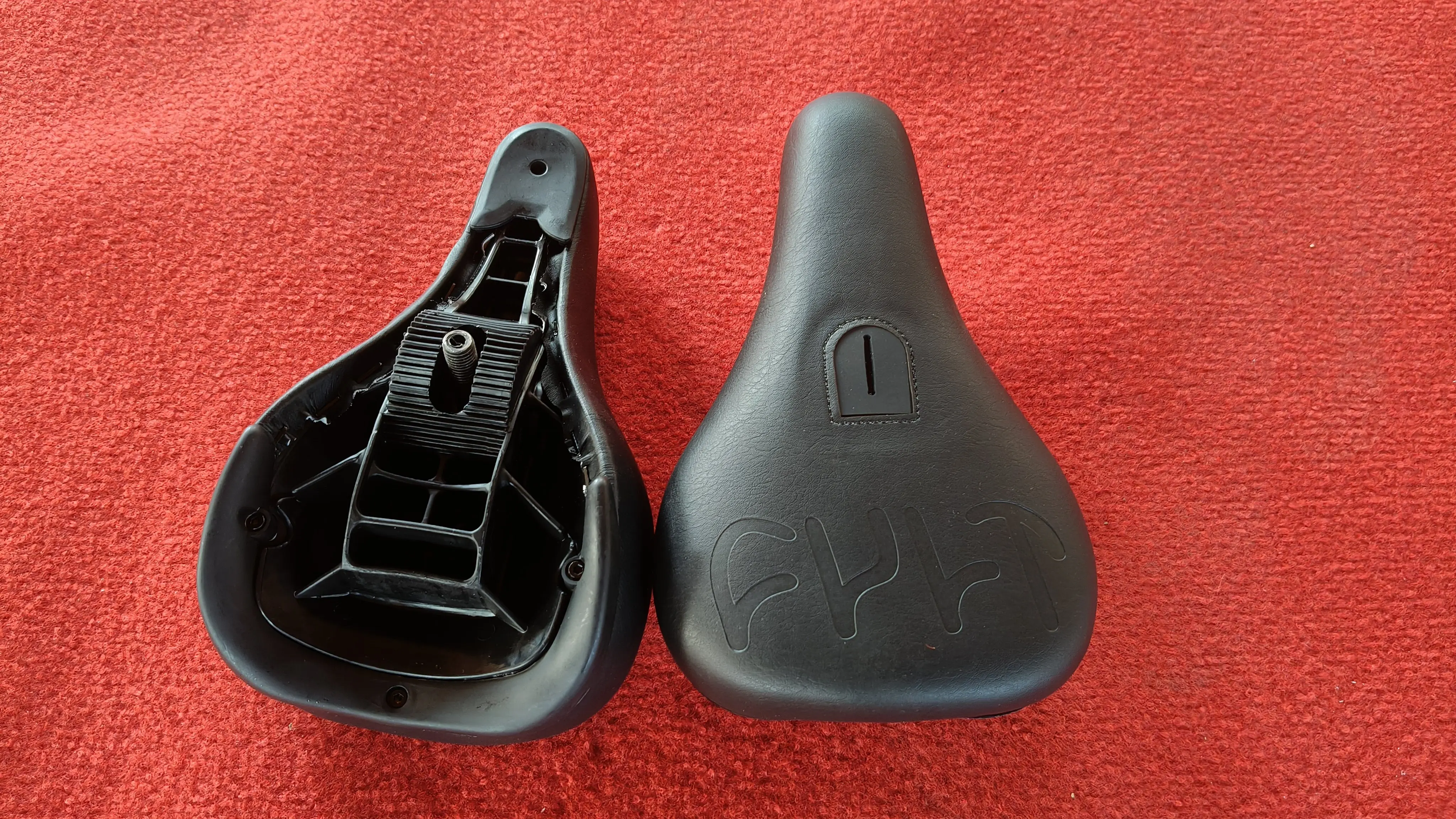 Sillín BMX Fat Pivotal de Cuero Negro para Bicicleta de Dirt Jump y Street