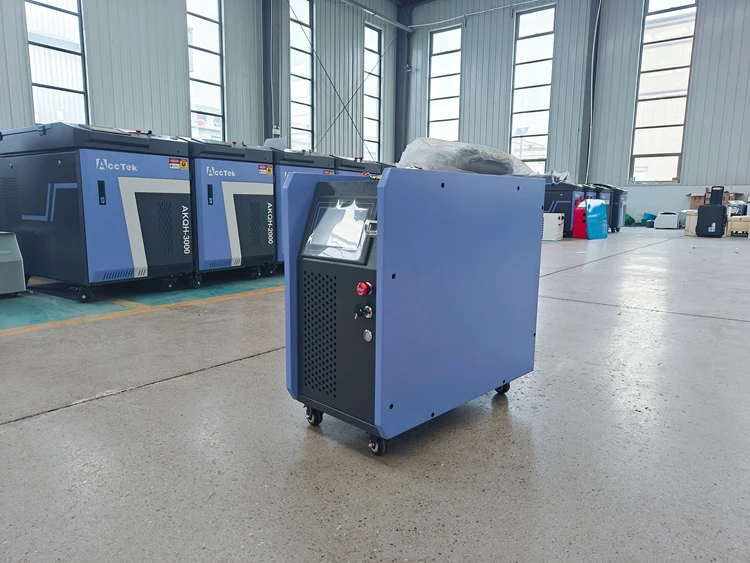 Pulitore per legno laser 300W Macchina per la pulizia laser a impulsi portatile raffreddata ad aria di vendita calda per ruggine e legno
