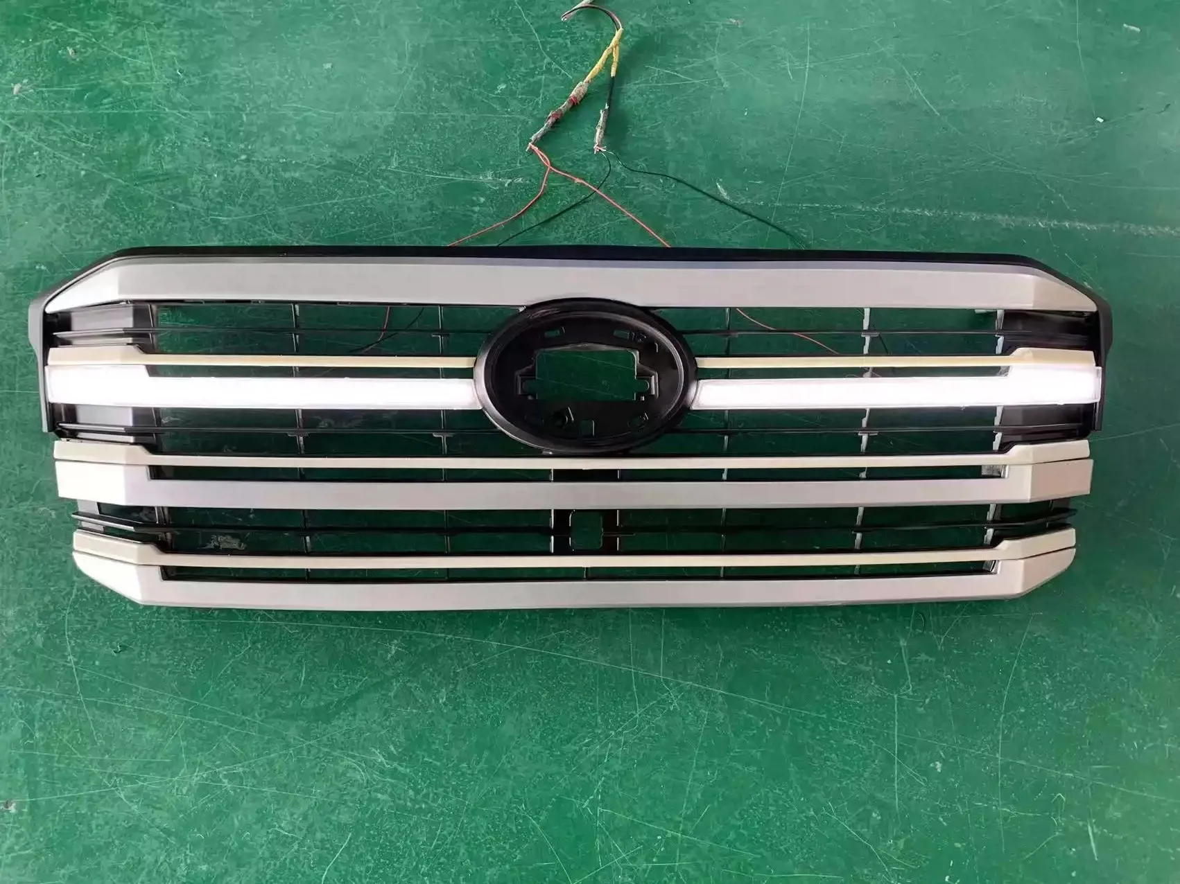 

Car Front Bumper Grill Grille Radiator Racing Grille With Daylight for Toyota LAND CRUISER LC300 FJ300