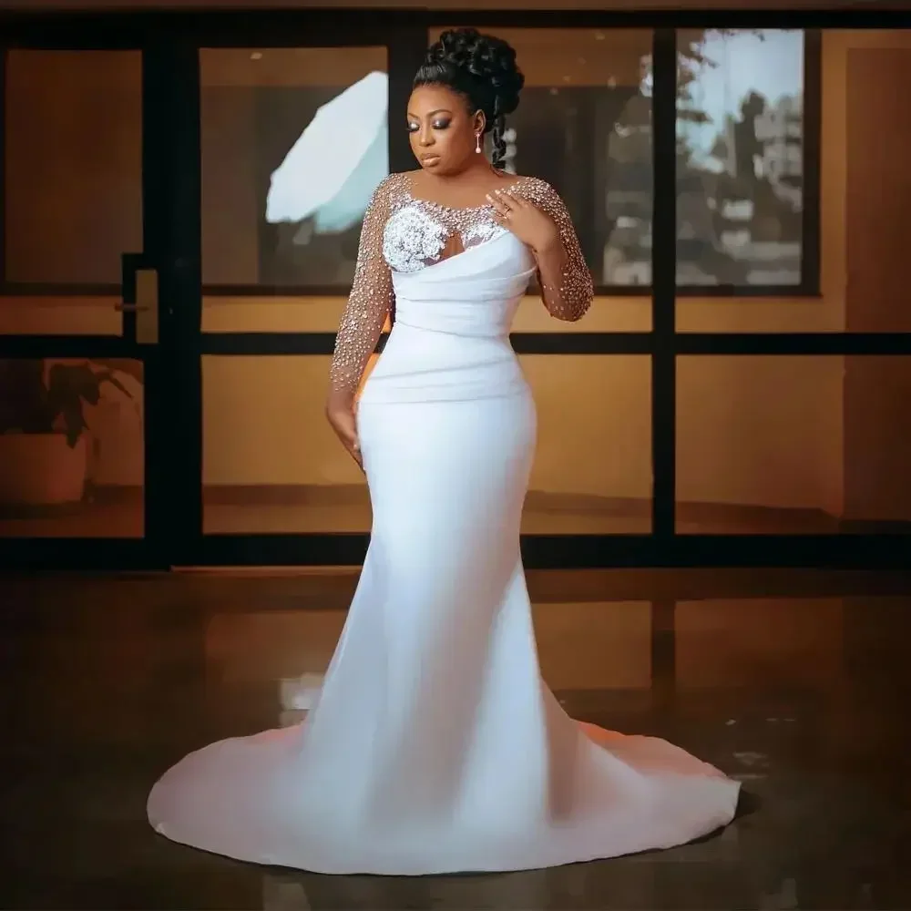 カスタムメイドのクリスタルビーズをあしらったマーメイドウェディングドレス、ジュエルネック、ロングスリーブ、ホワイトサテンのウェディングガウン、取り外し可能なトレーン、アラビア風