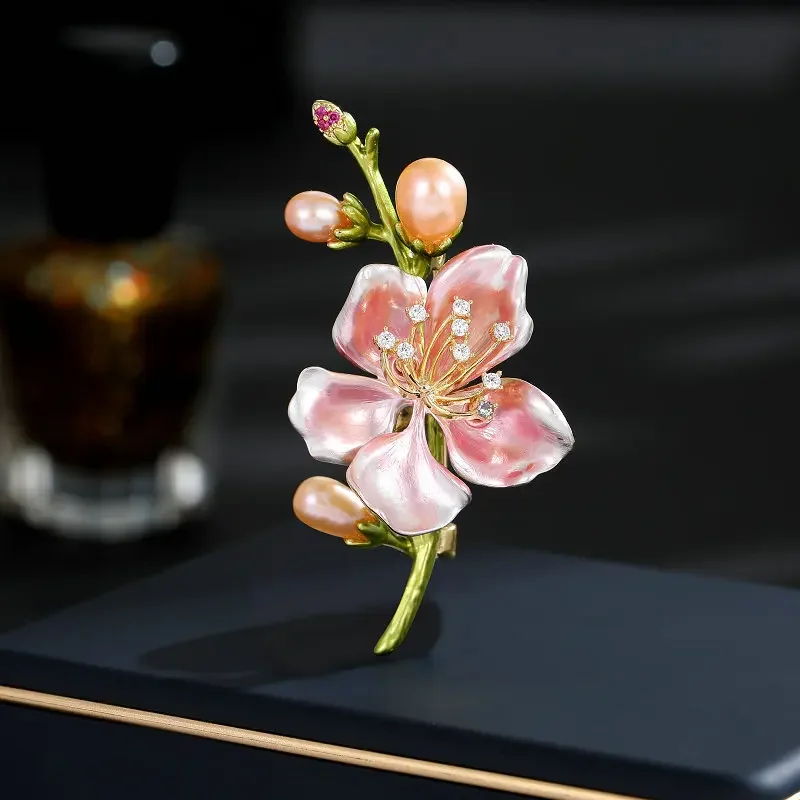 

A grand, high-end, elegant and retro dress, a brooch with freshwater pearls and white magnolia flowers