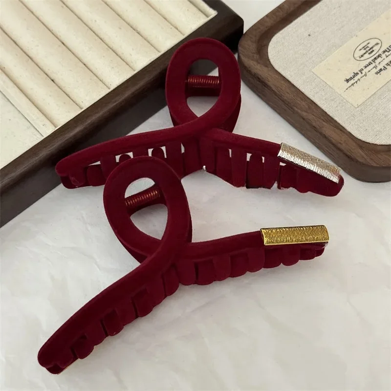 Autumn and Winter Retro Flocking Large  Metal  Grab Clip Femininity Hairpin  Shark Clip on The Back of The Head  Hair Claw Clip