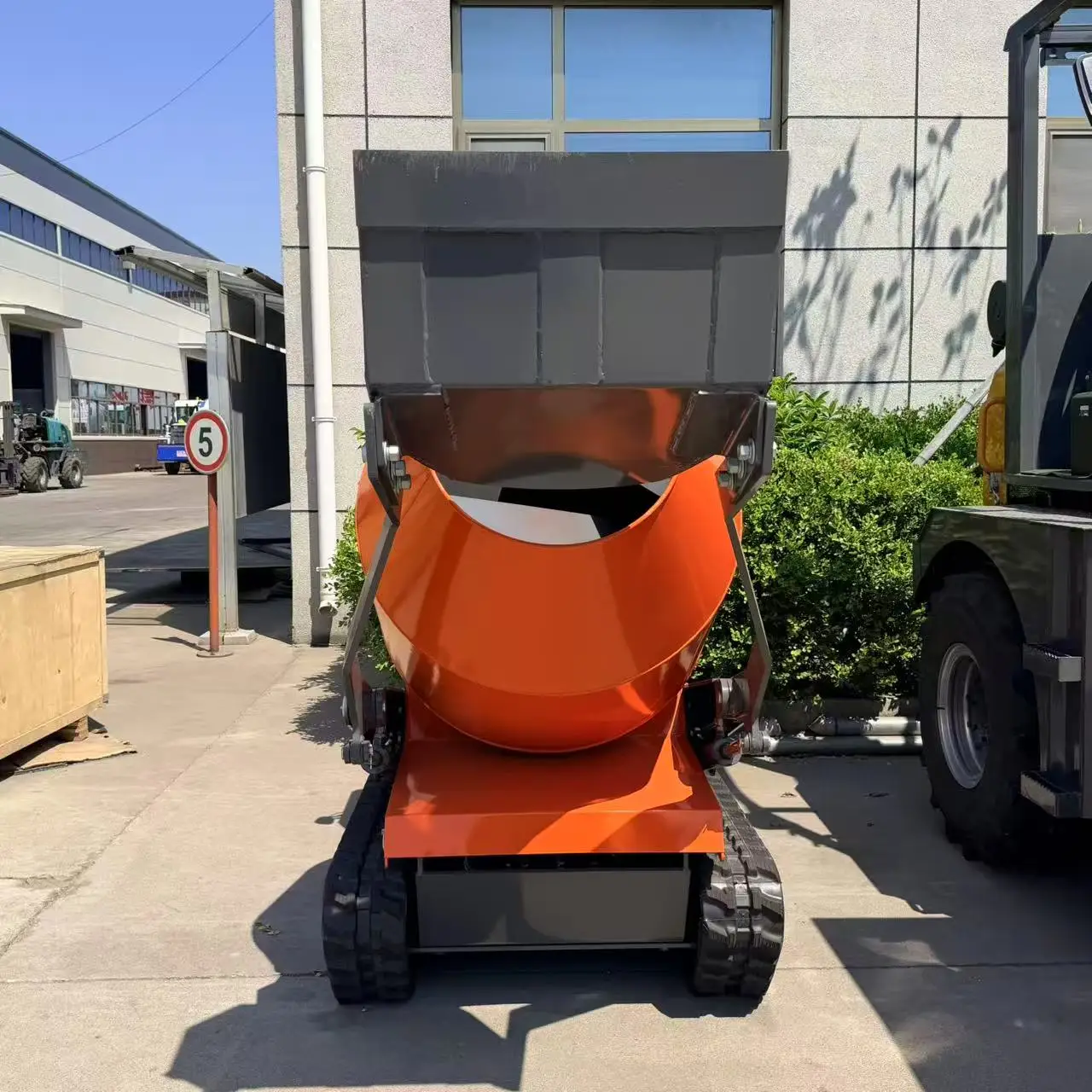 Customized Manufacturer Crawler Mobile Self Loading Concrete Mixer Machine 0.5m3 Diesel Mini Small Cement Truck Mixer F