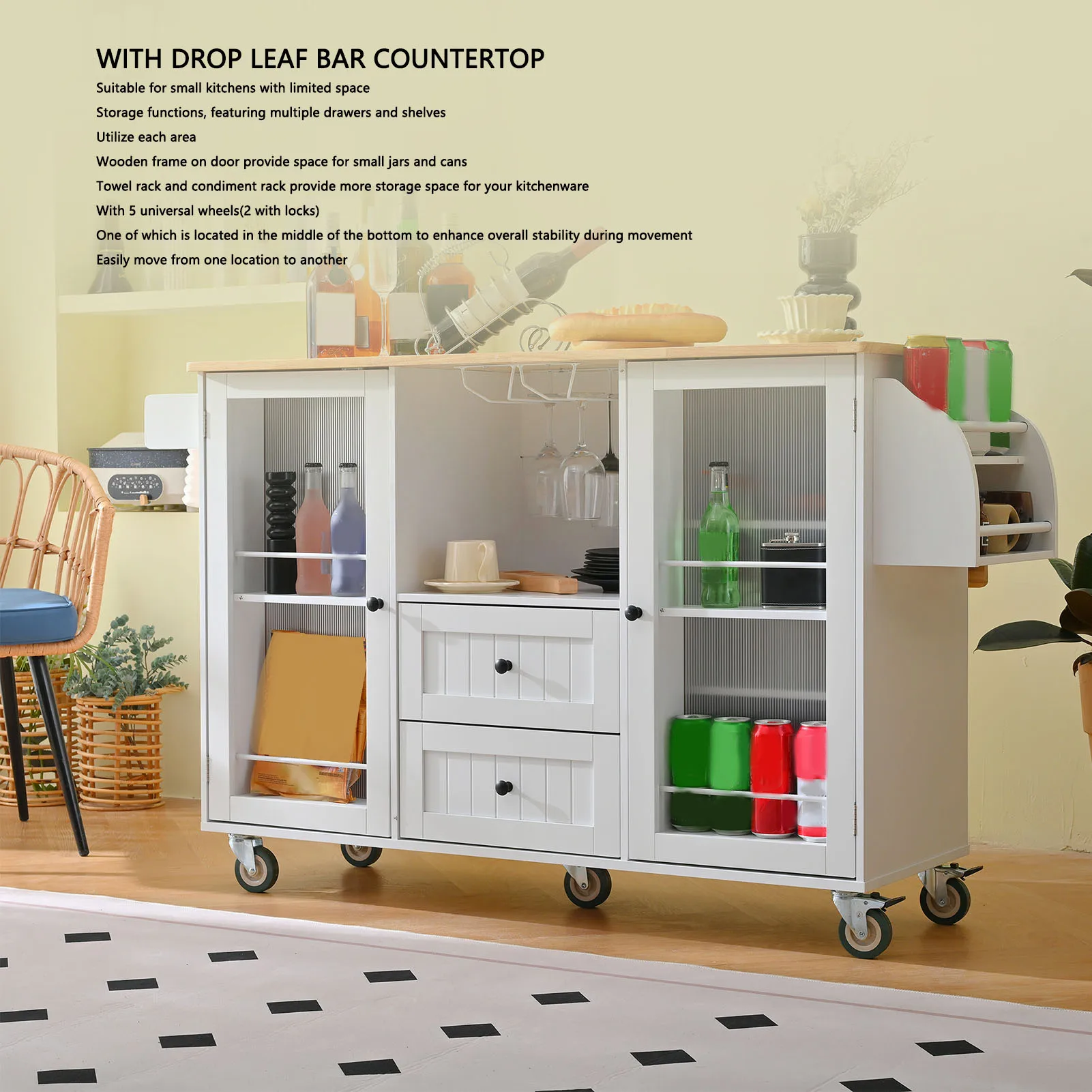 جزيرة المطبخ البيضاء مع طاولة دوارة على عجلات مع شريط أوراق الشجر على سطح الطاولة ورف تخزين مفتوح وجزيرة المطبخ المتدحرجة