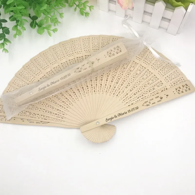 20-100 stuks gepersonaliseerde houten huwelijkscadeaus en cadeaus voor gasten Sandelhout ventilator opvouwbare feestdecoratie