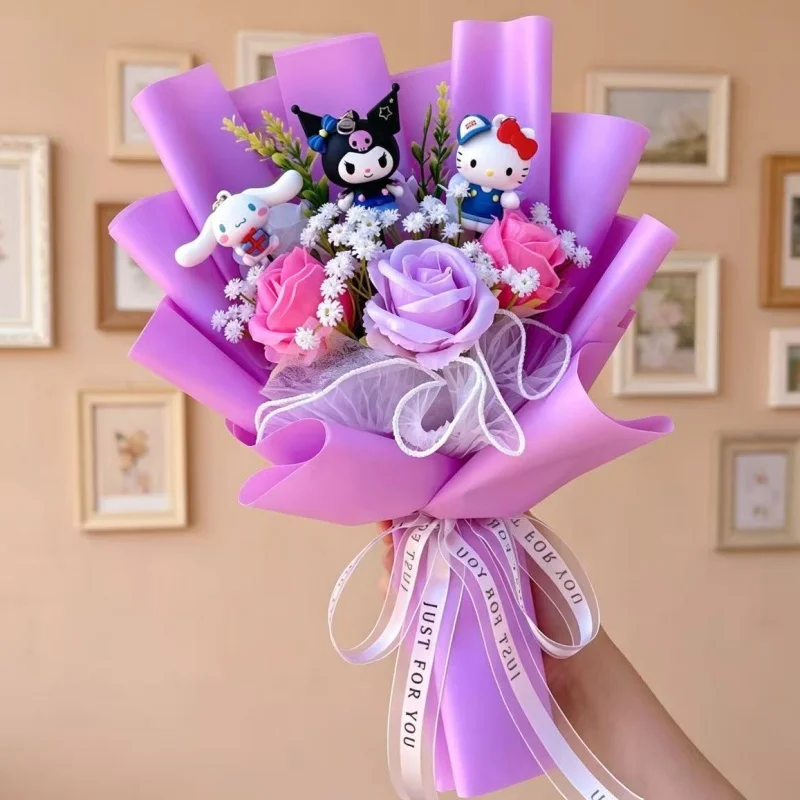 Hello Kitty Kuromi mit künstlichen Blumen, handgemachter romantischer Blumenstrauß, Geschenke für Mutter, Geburtstag, Valentinstag, Weihnachten, Abschlussfeier – Detail 5