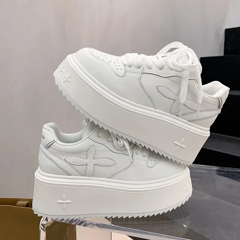 

Белые женские туфли на толстой подошве, новая модель 2025 года, с губчатой подошвой и повседневными туфлями на шнуровке, универсальная повседневная обувь