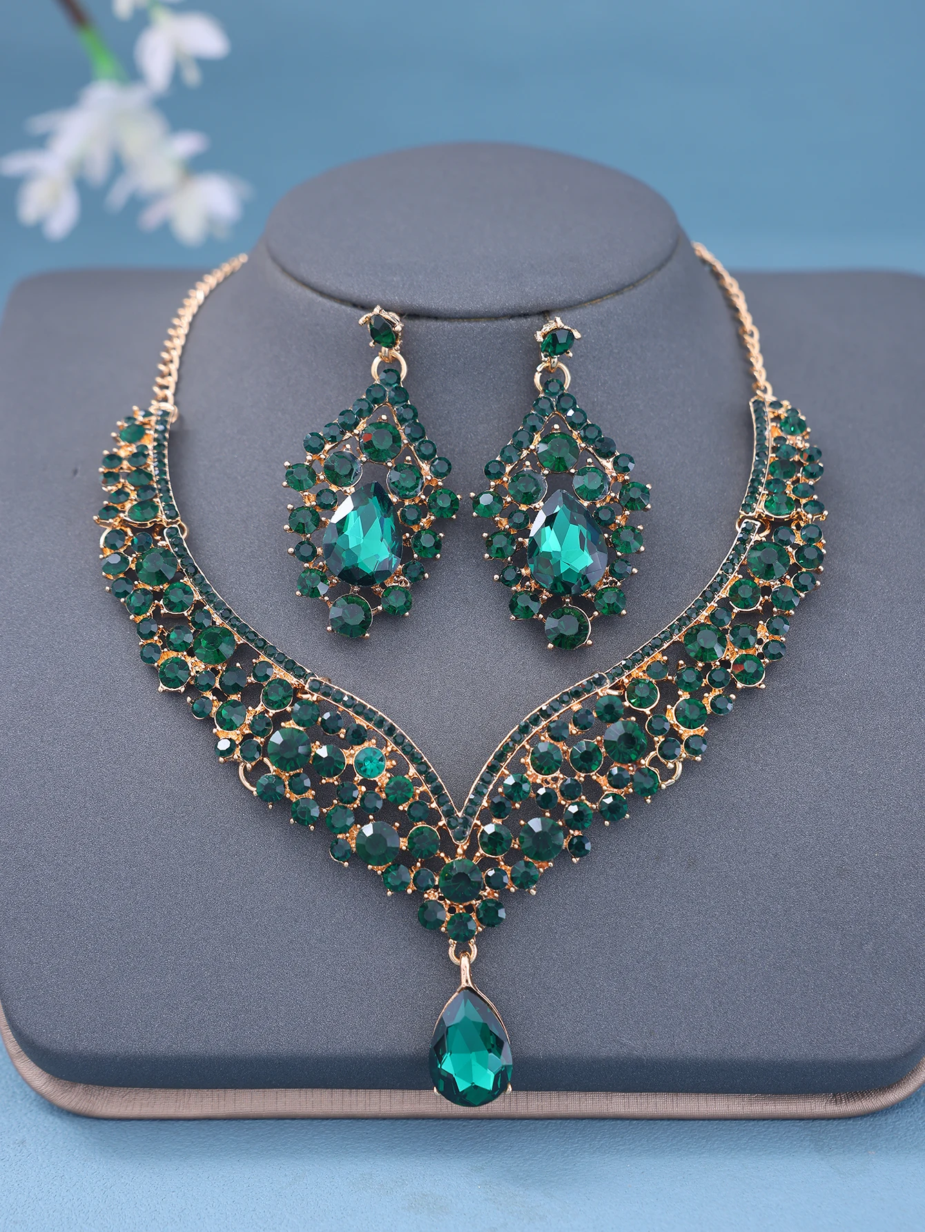 Ensemble de bijoux de mariée: collier et boucles d'oreilles en feuilles élégantes haut de gamme disponibles en violet bleu vert rouge et blanc adapté aux robes de mariage