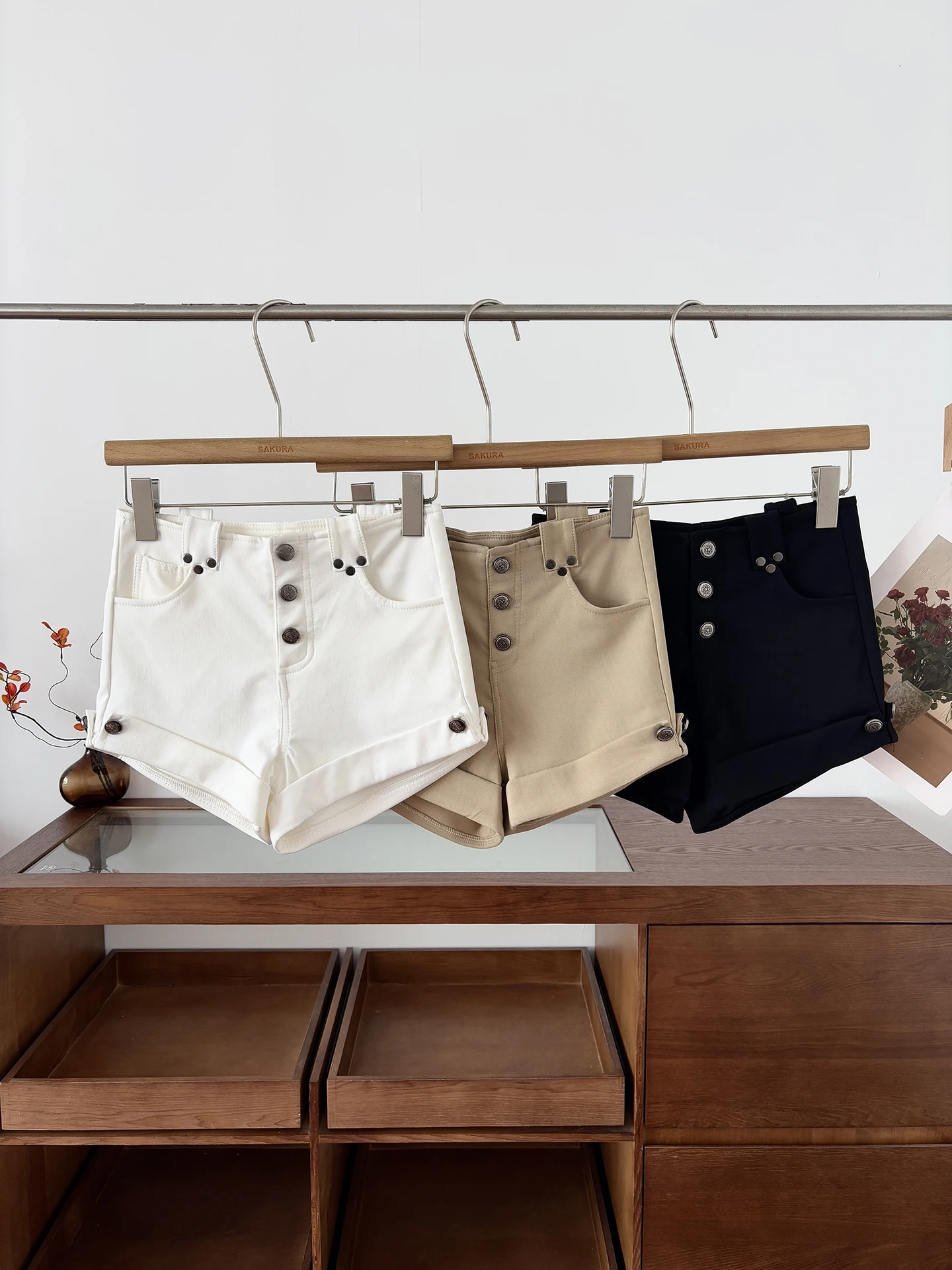 Retro Low Waist Cuffed Shorts Women's Summer 2026 New Style Elegant Spicy Girl Buttoned Wrap around Casual Pants Hot Pants