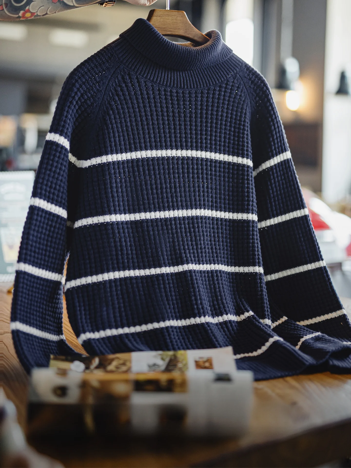 

Мужской вязаный свитер Maden с высоким воротником, утепленный, зимний, теплый, в стиле ретро, с полосатыми вставками на плечах, с принтом "Сосна"