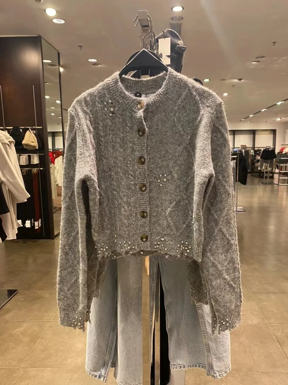 

Spring 2025 Lazy Jewelry Decorated Knitted Sweater Cardigan Women's High-End Faion ort Sle Commute Vintage Regular Sve