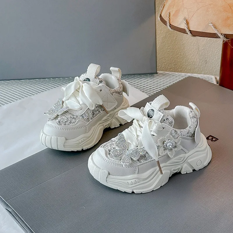 أحذية رياضية للفتيات 2025 ربيع وخريف جديد مطرزة على شكل فراشة قابلة للتنفس خفيفة الوزن كاجوال أحذية أطفال عصرية