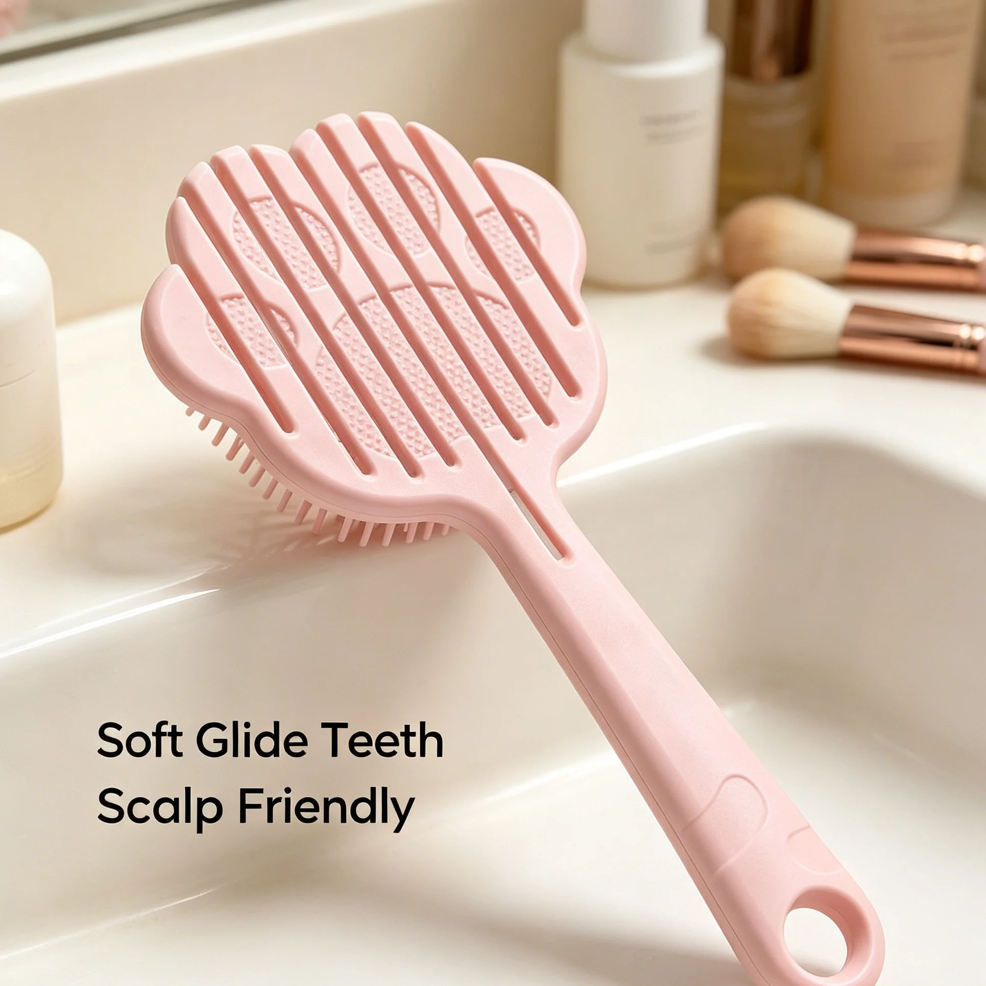 A cute cat claw-shaped comb suitable for straight, curly, long, and short hair.