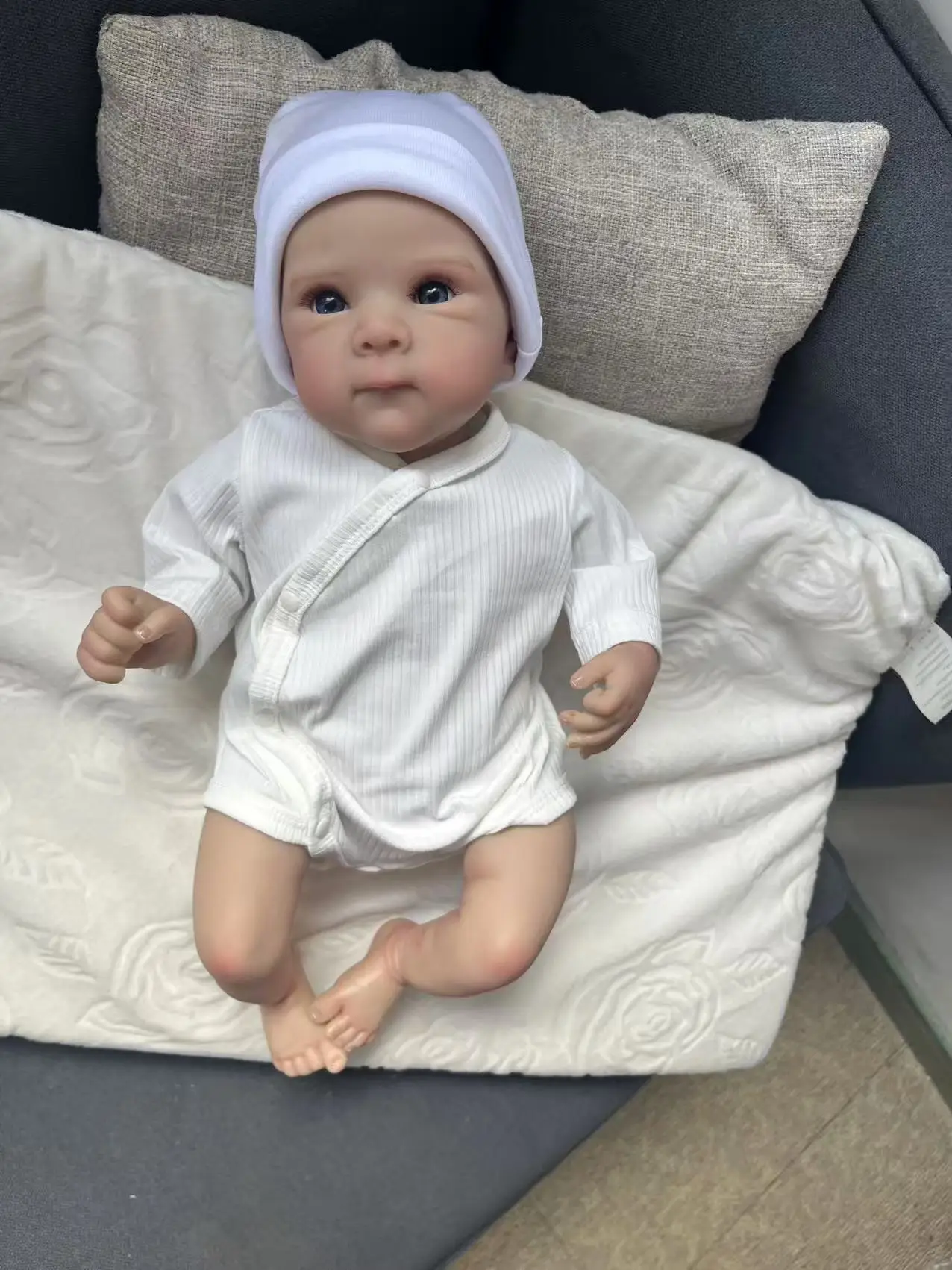 

18inch Finished Doll Reborn Baby Bettie Hand Detailed Painting Skin with Visbile Veins Soft Cloth Realistic Newborn Baby Dolls