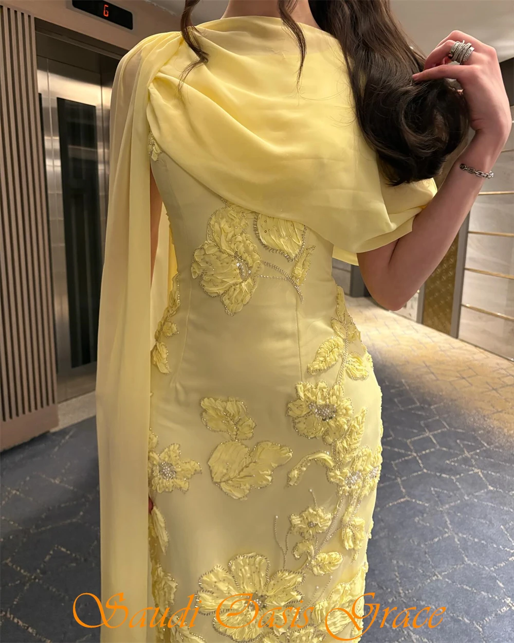 Elegancka, żółta sukienka wieczorowa z dżerseju, szyta na miarę, formalna, z dekoltem typu O, z szalem, sukienki koktajlowe, klasyczna, prosta, z aplikacjami, suknie celebrytów.