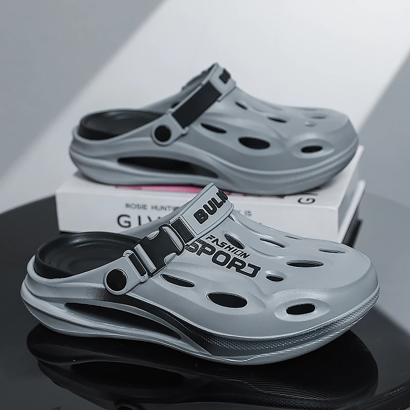 A Pair of Men's New Clogs, Wear-Resistant, Non-Slip, Comfortable Beach Shoes for Outer Wear, Soft-Soled Men's Shoes for Driving