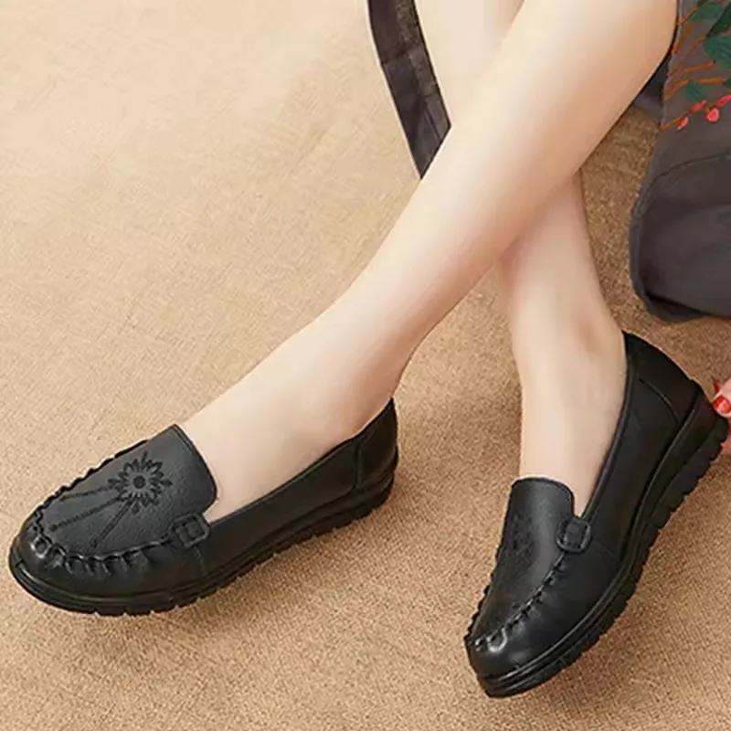 أحذية نسائية صيفية كاجوال من الجلد الناعم أحذية فردية مريحة ومضادة للانزلاق ومقاومة للاهتراء أحذية للأمهات متعددة الاستخدامات