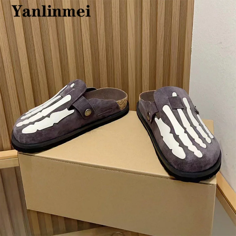 Sandal wanita kulit Suede, baru sandal wanita ujung bulat, gesper logam, liburan, kasual, nyaman, sol tebal, sandal setengah wanita