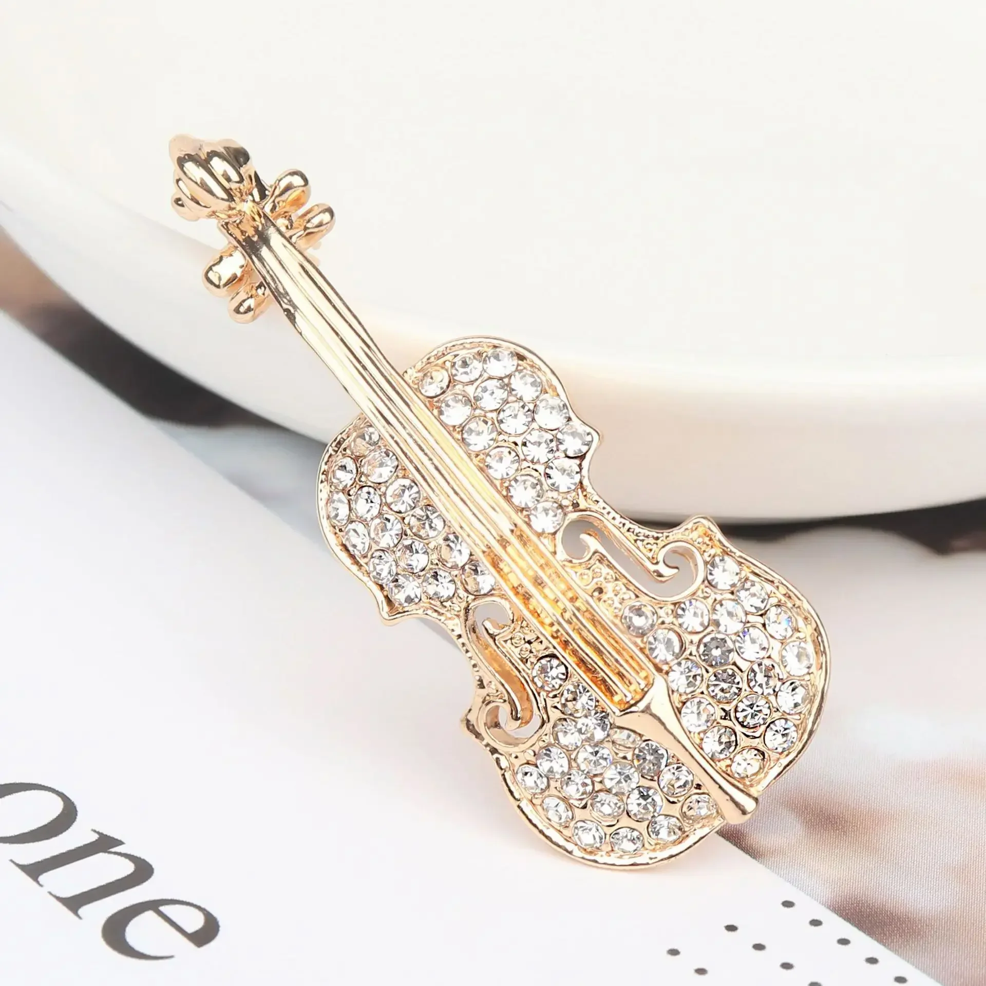 Exquisite Shiny Zircon Crystal Music Guitar Brooch for Men and Women Hip Hop Trendy Cool Jewelry Dress Brooch