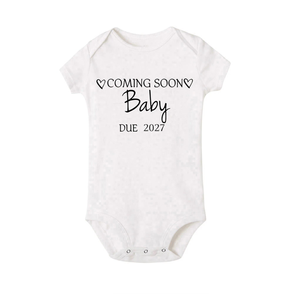 Baby-Ankündigung 'Wird bald da' 2027 Neugeborenen-Strampler Sommer Jungen Mädchen Bodysuit Schwangerschafts-Enthüllungs-Kleidung Säuglings-Jumpsuit – Detail 4