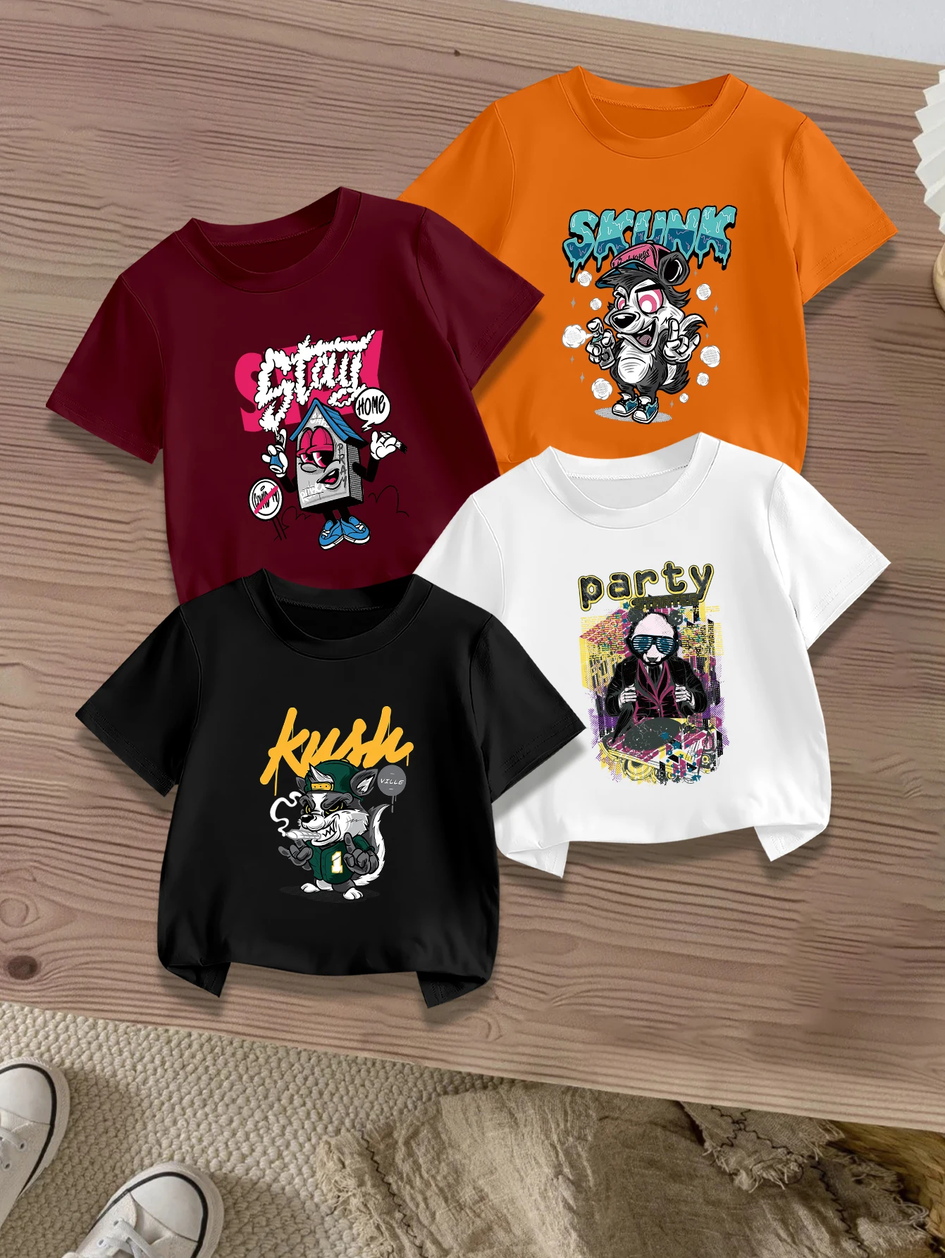 

4 предмета: летние повседневные футболки для мальчиков с принтом в виде мультяшного домика, маленького человечка и кота в шляпе.