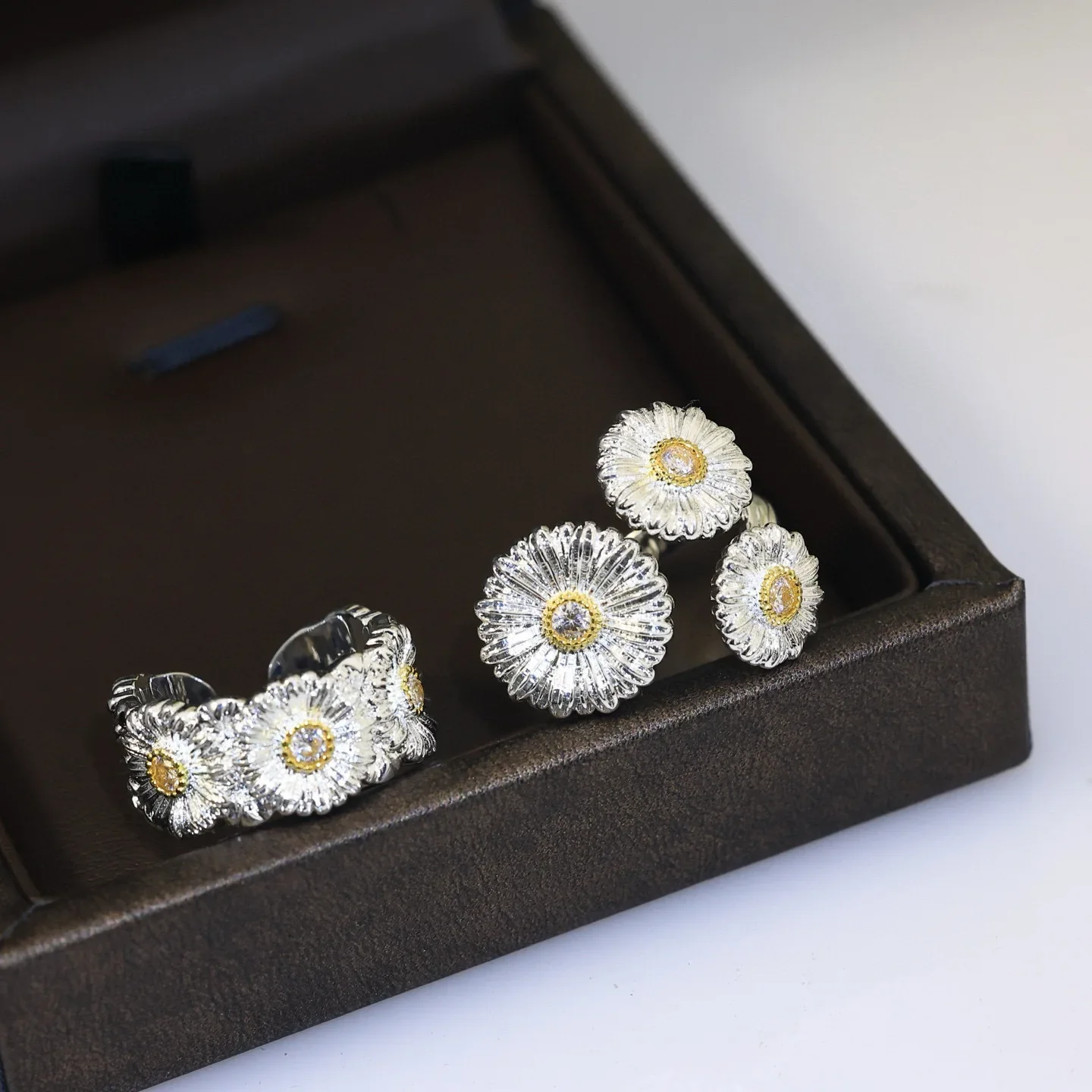 

Daisy Pendant Necklace - 18K Thick Gold Plated Hypoallergenic Jewelry