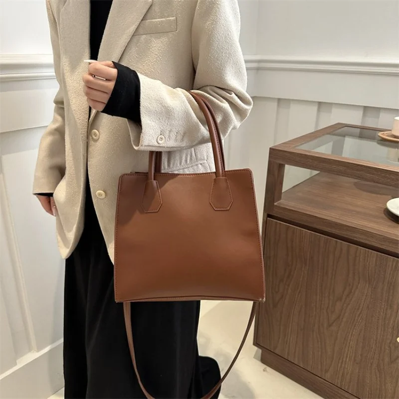 

High-End Luxury Brand Ladies Handbag Leather Elegant Famous Designer Elegant Embellishment Vintage Daily Commuter Bag​