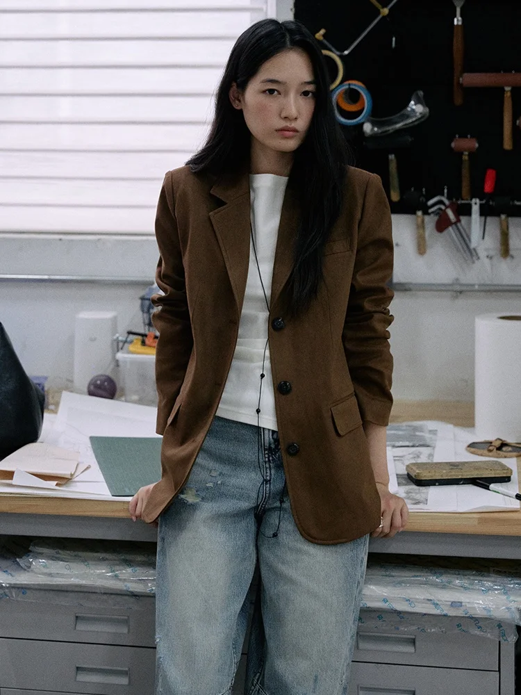 

Jicouture Ретро замшевый костюм с лацканами и овальными плечами, женский модный элитный костюм Feelings, осенняя коллекция, длинный свек на одной пуговице