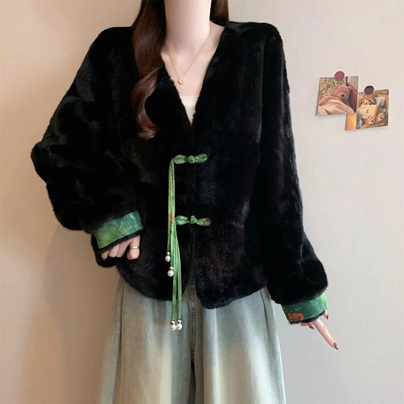 سترة صوفية مخملية عصرية 2025 شتاء جديد كبير ريترو النمط الصيني الخامس الرقبة الحد الأدنى تنوعا معطف الفرو W1070