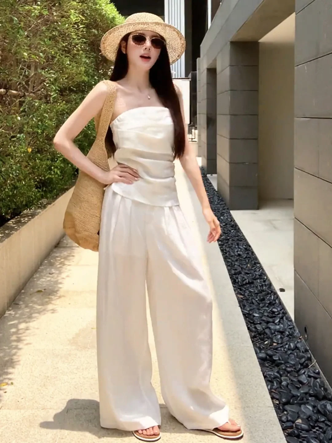 

White Slim Fit Tube Top And Wide Leg Pants Women's Fashion Set Summer 2026 Hanging Sense Slimming Effectiveness New Style