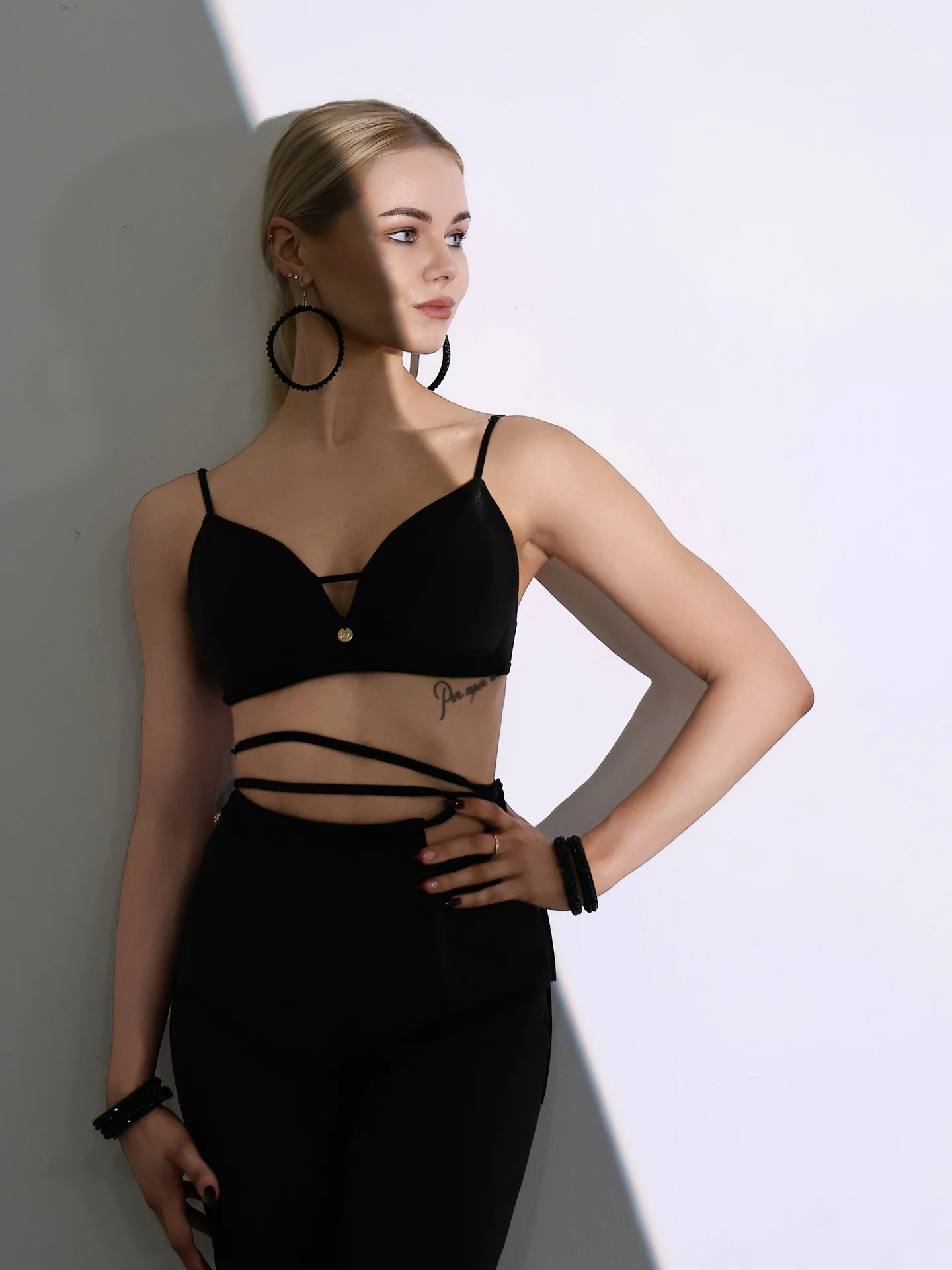 2025 neue Latin Dance Tops Für Frauen Schwarz Sexy Bh Samba Chacha Tango Erwachsene Weibliche Latin Shirts Moderne Latin Dancewear DQS 20548