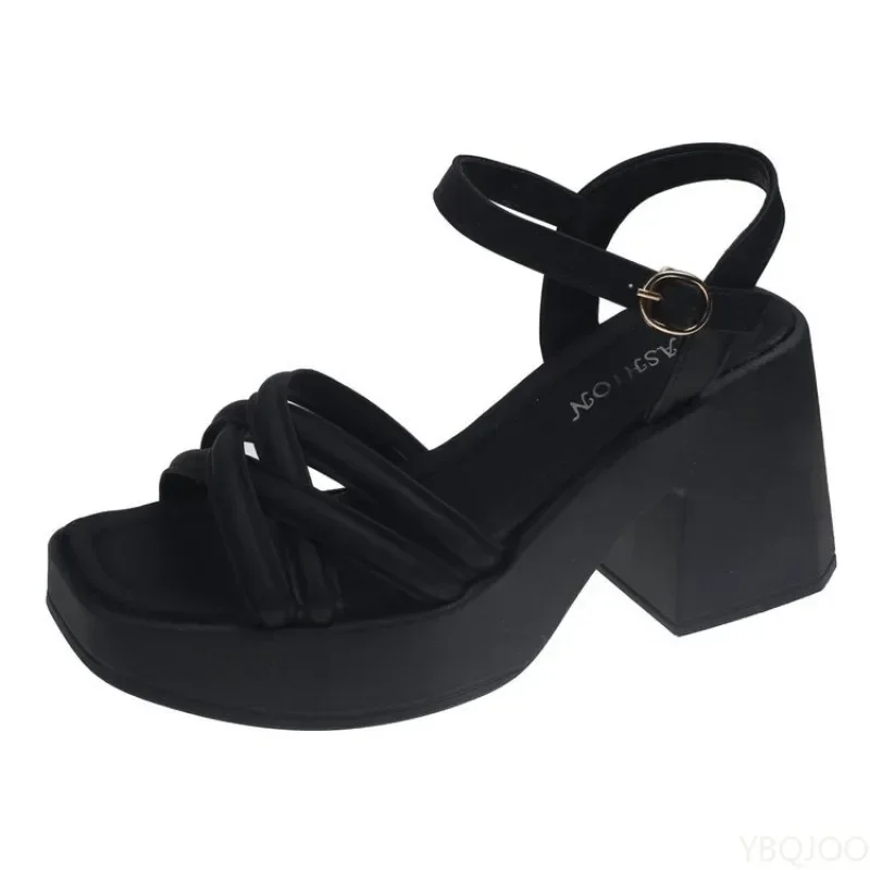 Neue Damen-Sandalen mit dicker Sohle und hohem Absatz, Schnallenverschluss und Fischmaul-Design, ideal für den Strand und zu Röcken kombinierbar, Kollektion 2026 – Detail 16