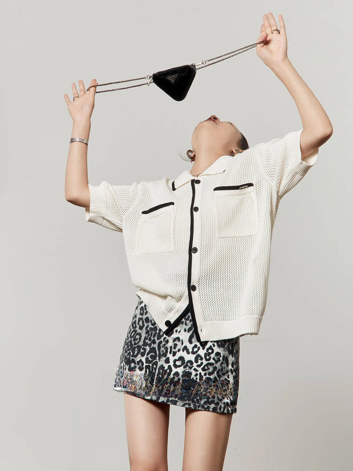 

Новый женский летний вязаный топ молочного цвета с вырезами, повседневный, с воротником, цветными блоками и коротким рукавом, Zhou Li Wu