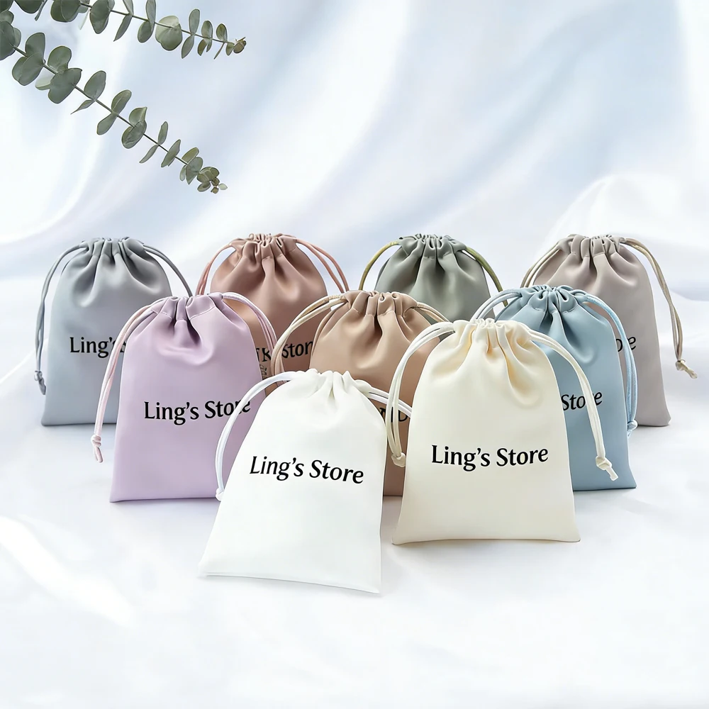 

100 шт. оптом: Атласные мешочки на шнурке с индивидуальным логотипом для ювелирных изделий, свадебных подарков, конфет, упаковки для бутиков и сувениров для гостей